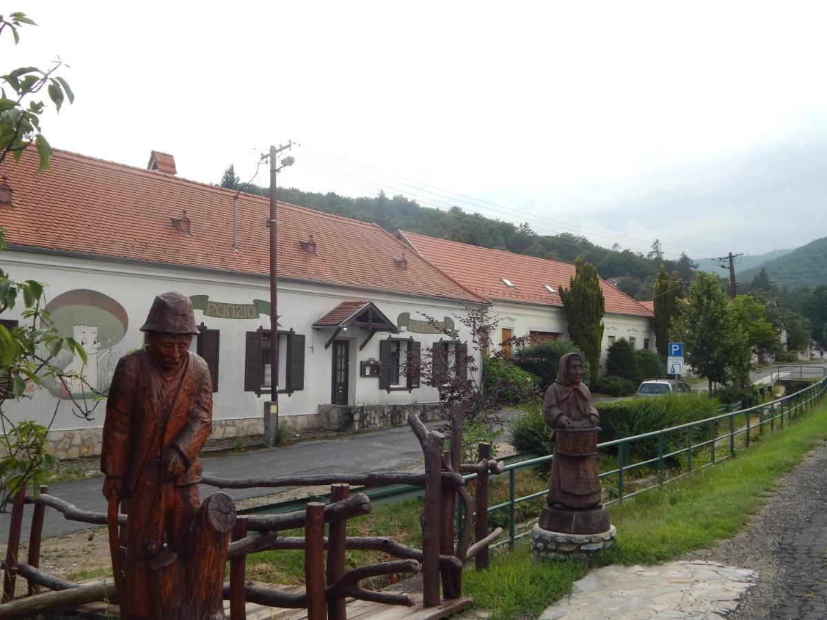 Bed and Breakfast Gomba Panzio Велем Экстерьер фото
